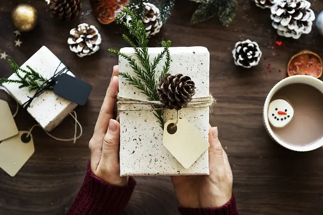 Comment réussir un emballage cadeau parfait pour Noël