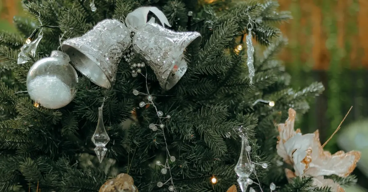 5 Accessoires Indispensables pour un Sapin de Noël Parfait