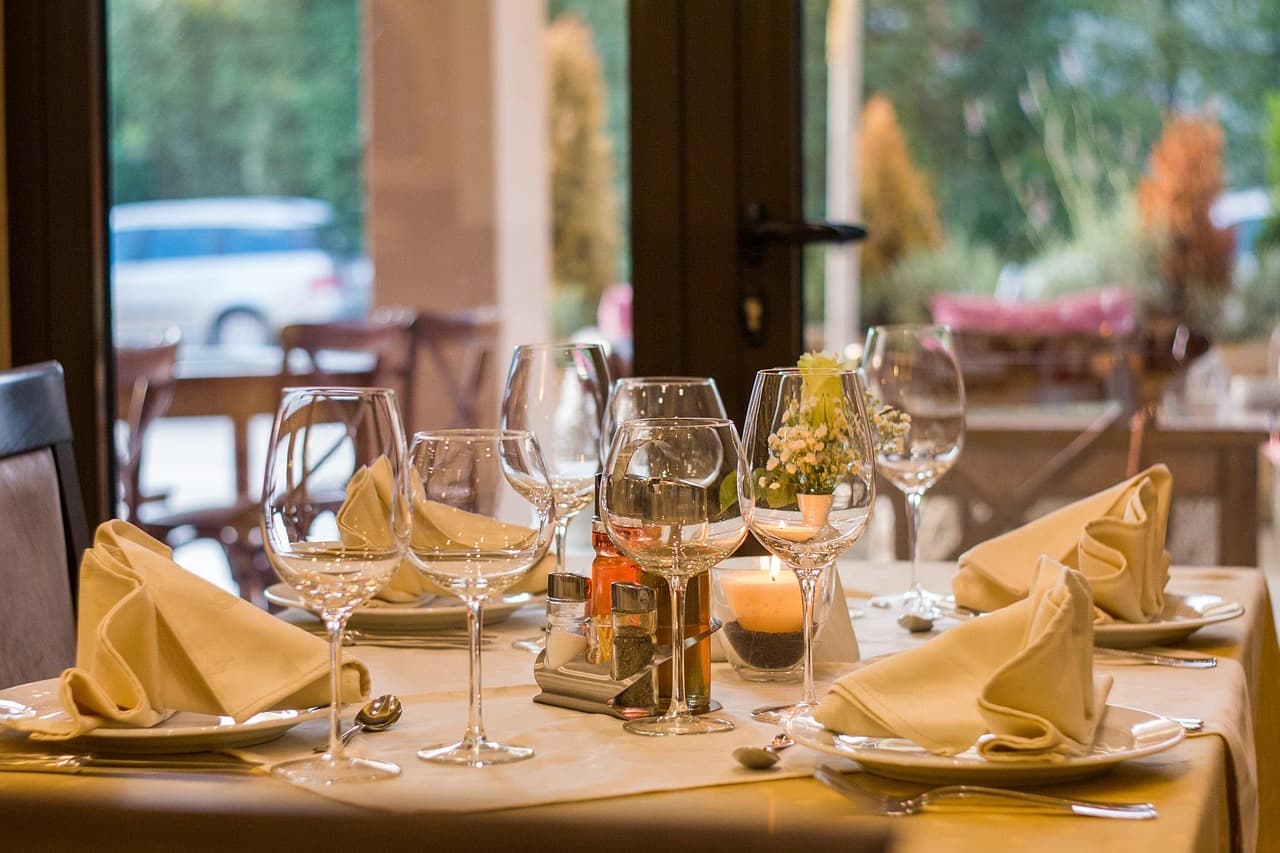 Comment organiser un dîner de Noël parfait : Guide pratique